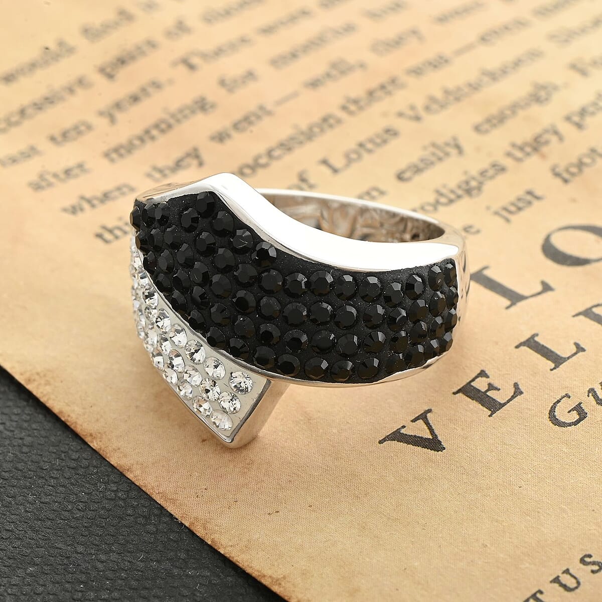 White and Black Austrian Crystal Ring in Silvertone (Size 7.0) image number 1