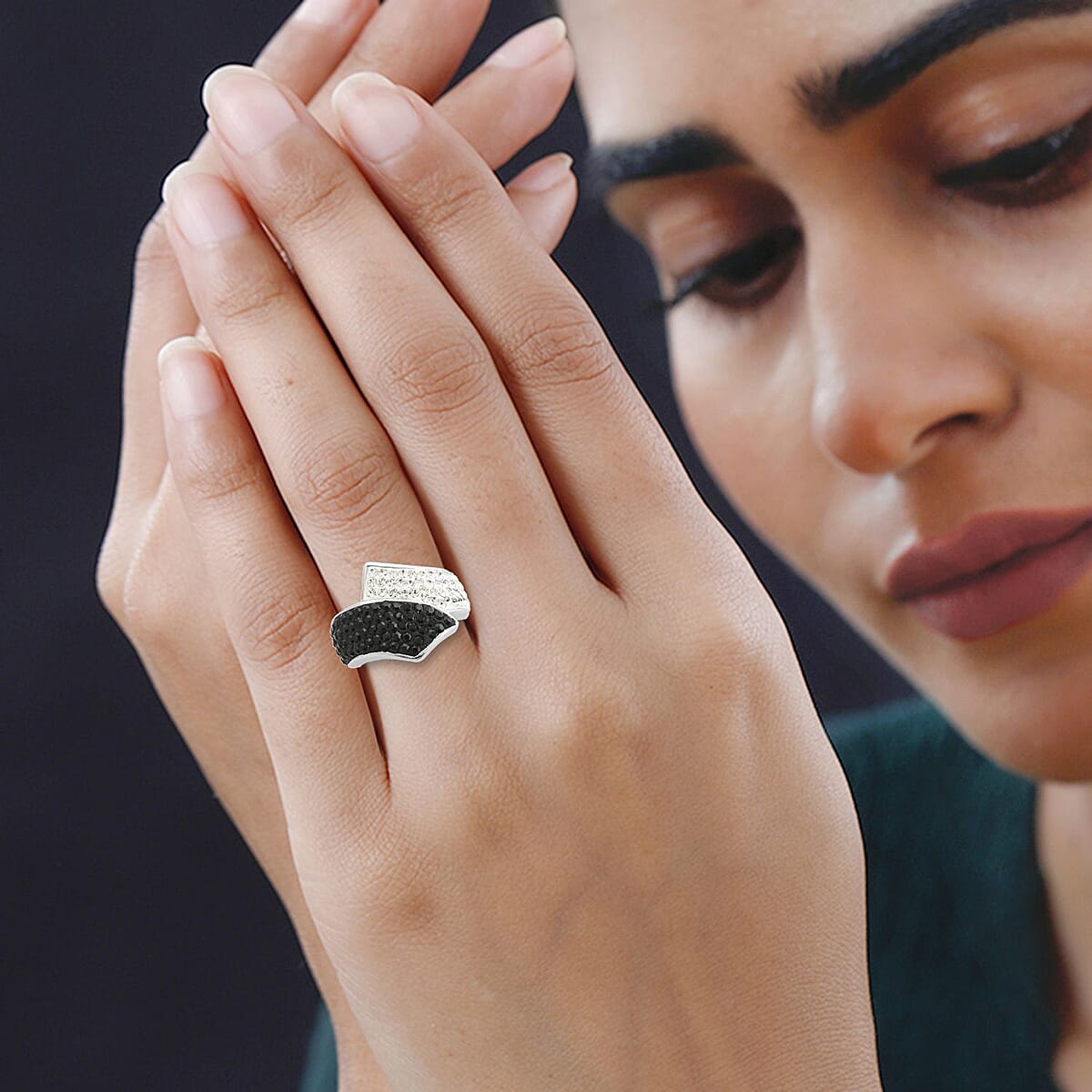 White and Black Austrian Crystal Ring in Silvertone (Size 7.0) image number 2