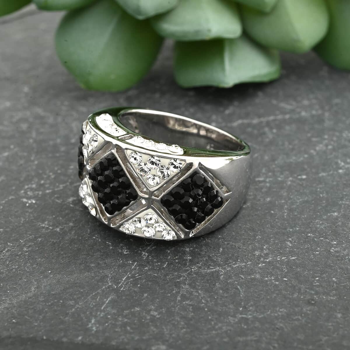 Black and White Austrian Crystal Ring in Silvertone (Size 7.0) image number 1