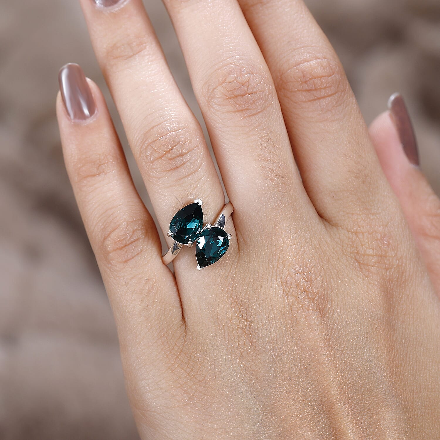 Designer Premium Emerald Color Austrian Crystal Bypass Ring in Sterling Silver (Size 10.0)