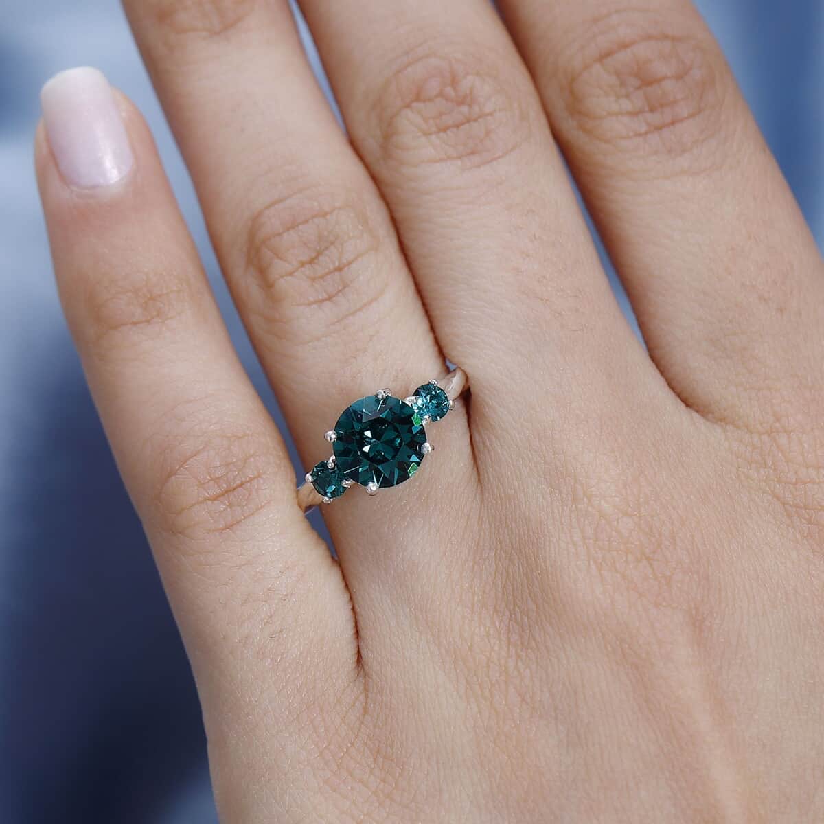 Designer Premium Emerald Color Austrian Crystal 3 Stone Ring in Sterling Silver (Size 5.0) image number 2