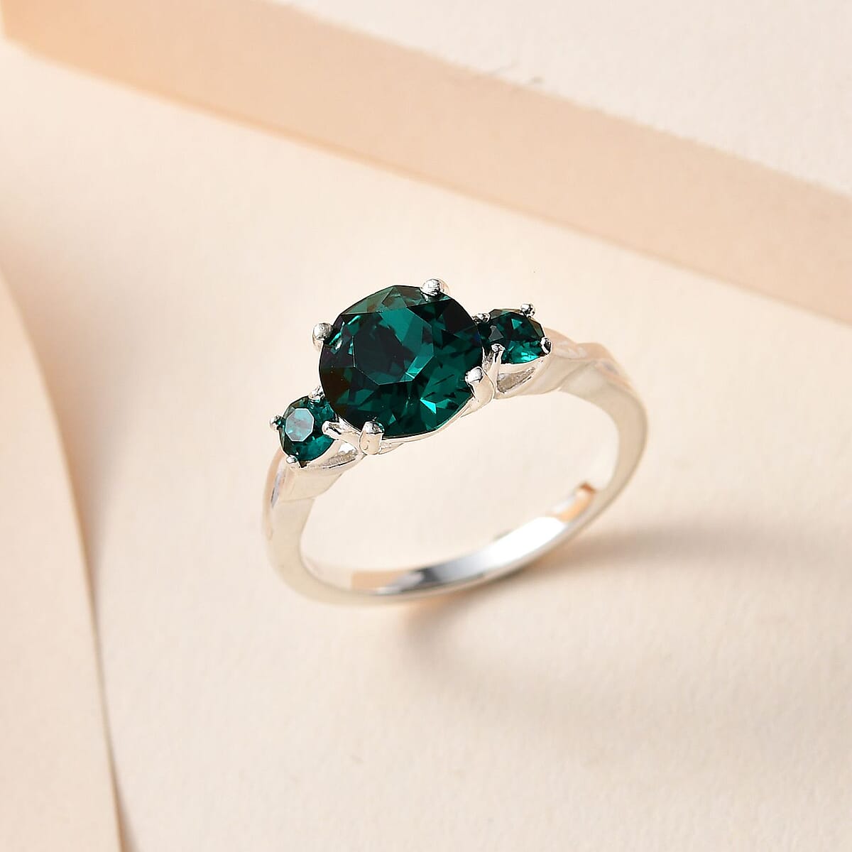 Designer Premium Emerald Color Austrian Crystal 3 Stone Ring in Sterling Silver (Size 6.0) image number 1