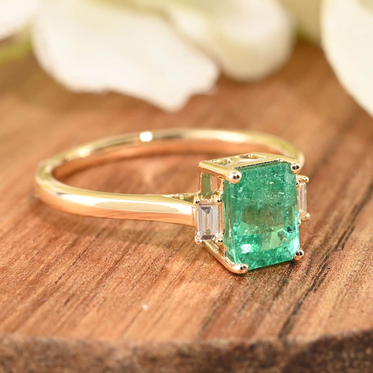 Certified & Appraised Luxoro 14K Yellow Gold AAA Boyaca Colombian Emerald and G-H I2 Diamond Ring (Size 8.5) 1.20 ctw image number 1