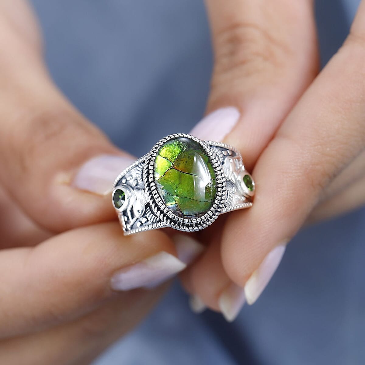 Artisan Crafted Canadian Ammolite and Chrome Diopside Ring in Sterling Silver (Size 9.0) 0.35 ctw image number 2