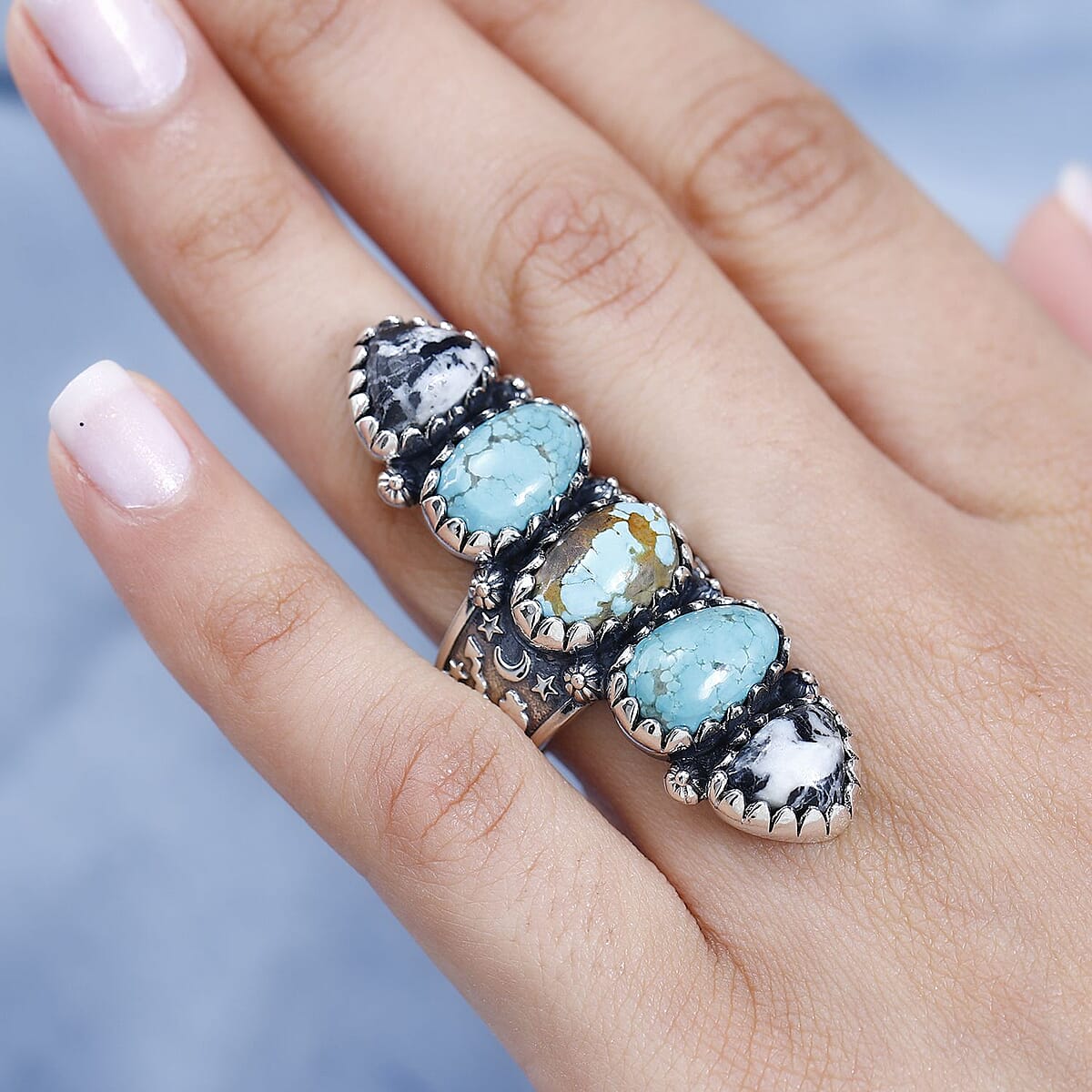 Artisan Crafted Sierra Nevada Turquoise and White Buffalo 5 Stone Ring in Sterling Silver (Size 7.0) 16.70 ctw image number 2