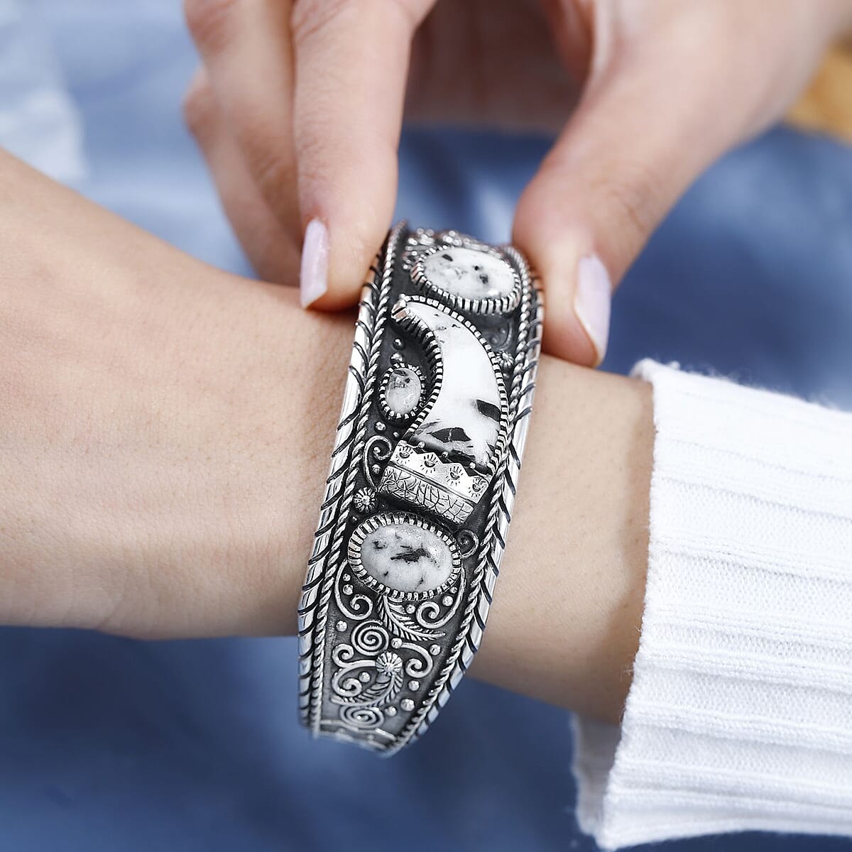 Artisan Crafted White Buffalo Bear Claw Men's Cuff Bracelet in Sterling Silver (7.25 In) 25.20 ctw image number 2