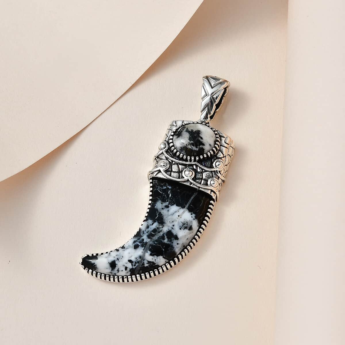 Artisan Crafted White Buffalo Bear Claw Men's Pendant in Sterling Silver 21.25 ctw image number 1
