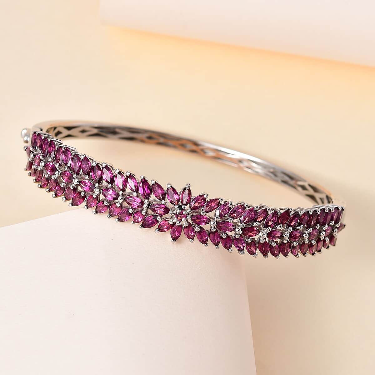 Orissa Rhodolite Garnet Floral Spray Bangle Bracelet in Platinum Over Sterling Silver (8.00 In) 14.10 ctw image number 1