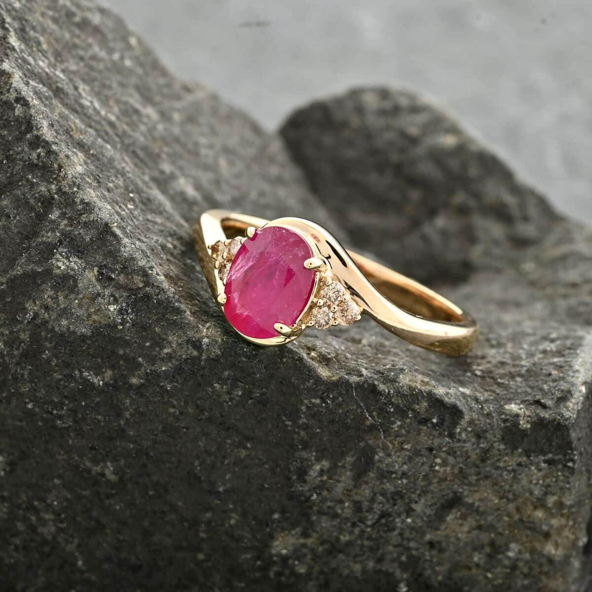 Certified & Appraised Luxoro 14K Yellow Gold AAA Montepuez Ruby and G-H I2 Diamond Ring (Size 10.0) 4.15 Grams 1.65 ctw image number 1