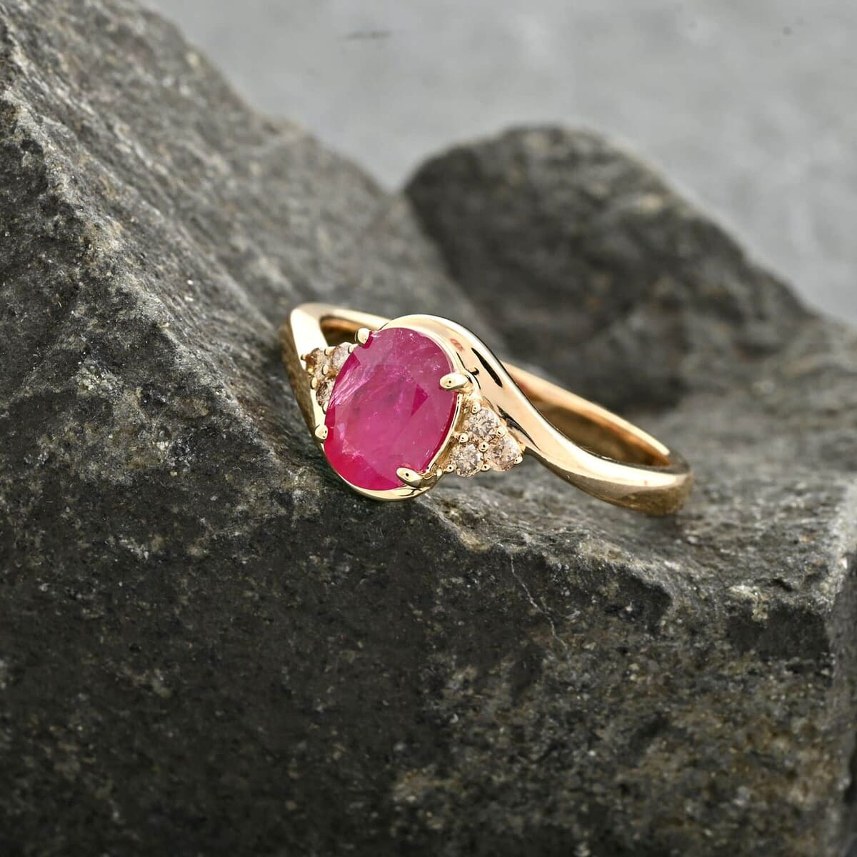 Certified & Appraised Luxoro 14K Yellow Gold AAA Montepuez Ruby and G-H I2 Diamond Ring (Size 7.5) 4.15 Grams 1.65 ctw image number 1
