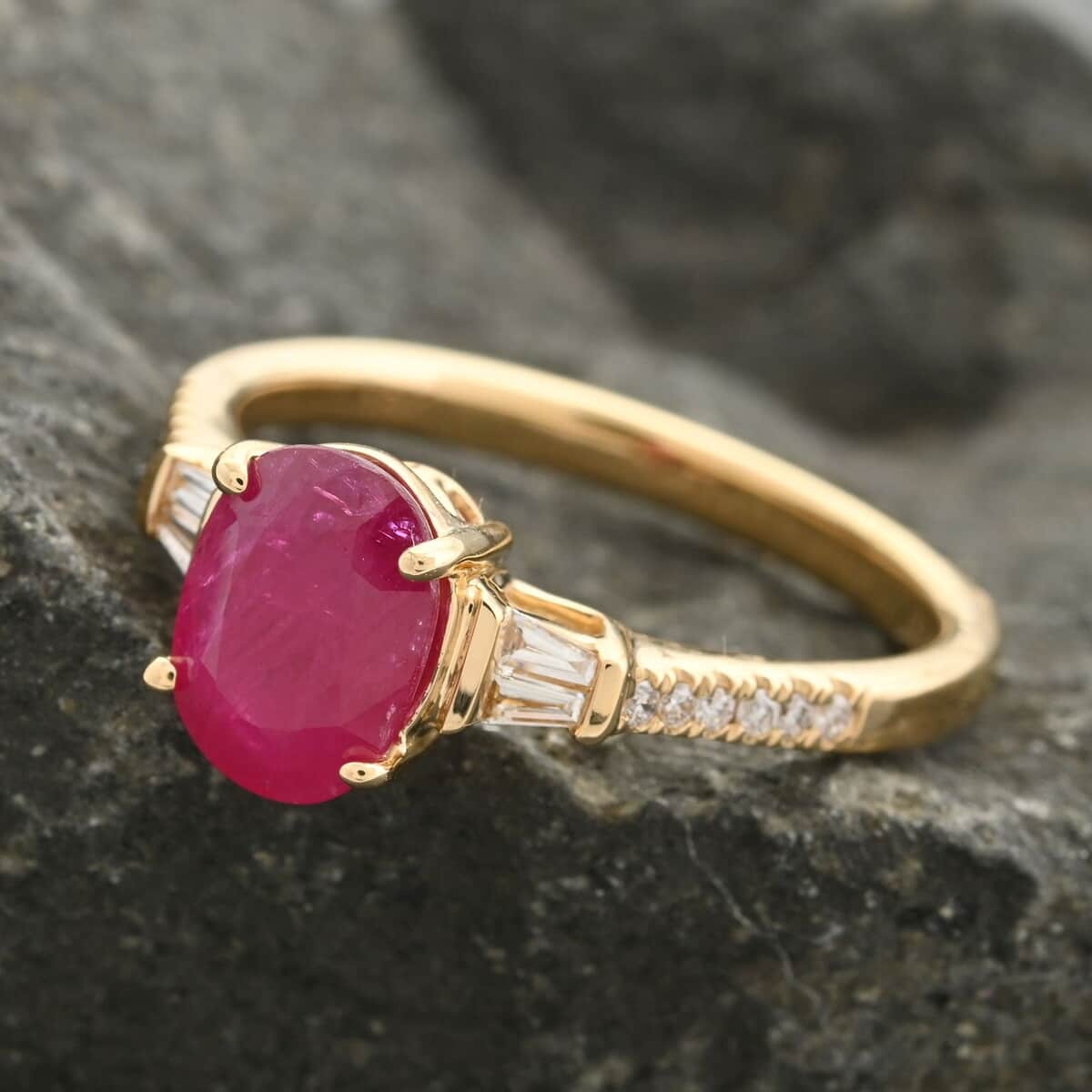 Certified & Appraised Iliana 18K Yellow Gold AAA Montepuez Ruby and G-H SI Diamond Ring (Size 5.0) 1.60 ctw image number 1