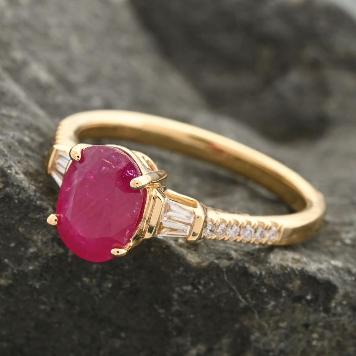 Certified & Appraised Iliana AAA Montepuez Ruby and G-H SI Diamond 1.60 ctw Ring in 18K Yellow Gold (Size 8.0) image number 1