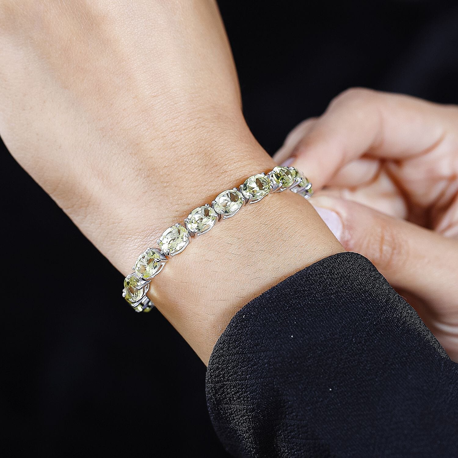 AAA Green Gold Quartz 26.45 ctw Cluster Bracelet in Rhodium Over Sterling Silver (7.5 In) (10.81 g)