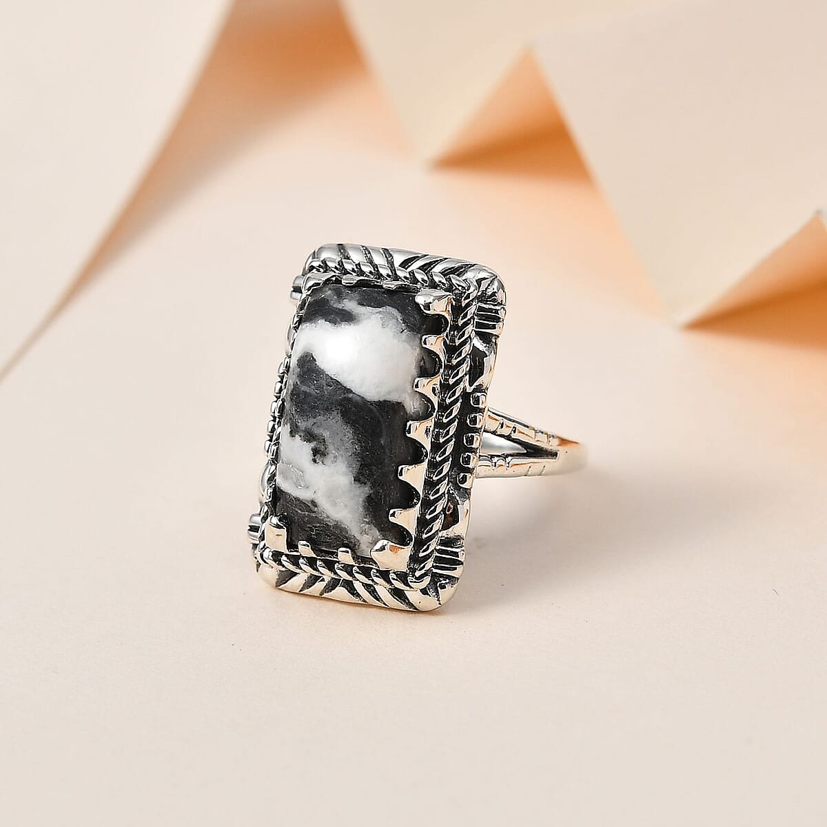 Artisan Crafted White Buffalo Solitaire Ring in Sterling Silver (Size 8.0) 7.00 ctw image number 1