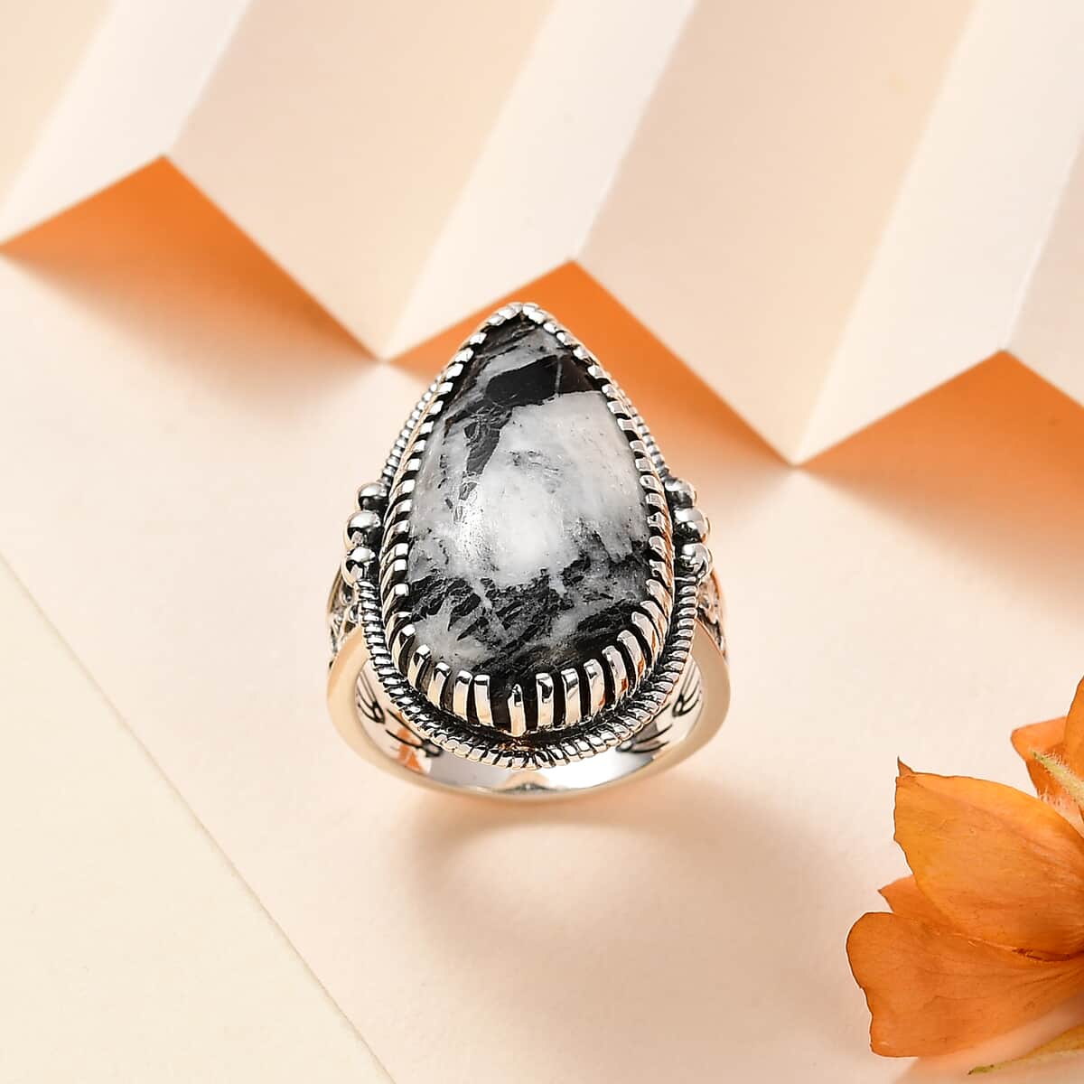 Artisan Crafted White Buffalo Solitaire Ring in Sterling Silver (Size 10.0) 23.50 ctw image number 1