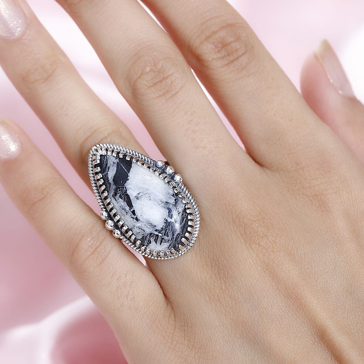 Artisan Crafted White Buffalo Solitaire Ring in Sterling Silver (Size 7.0) 23.50 ctw image number 2