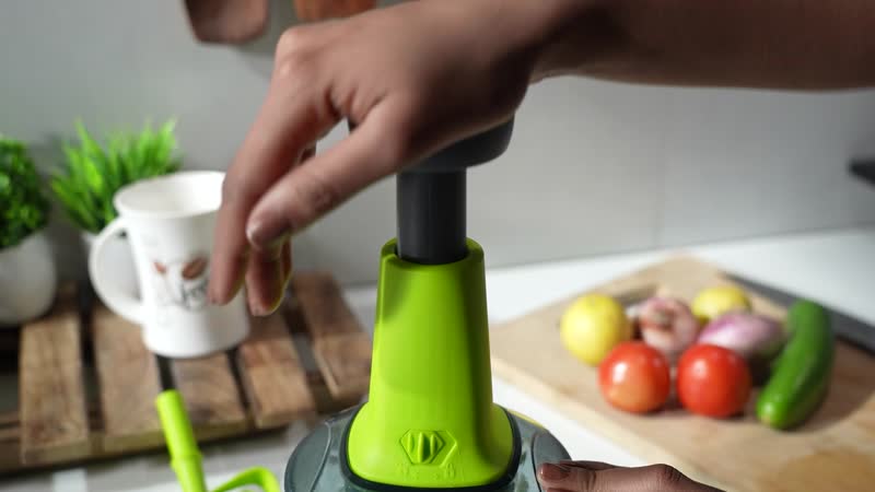 "set of 2 manual chopper Blender Food Processor Size: 5.2(L)x5.2(W)x9(H) Inches Capacity: 900 & 500 ml Colour: Green"