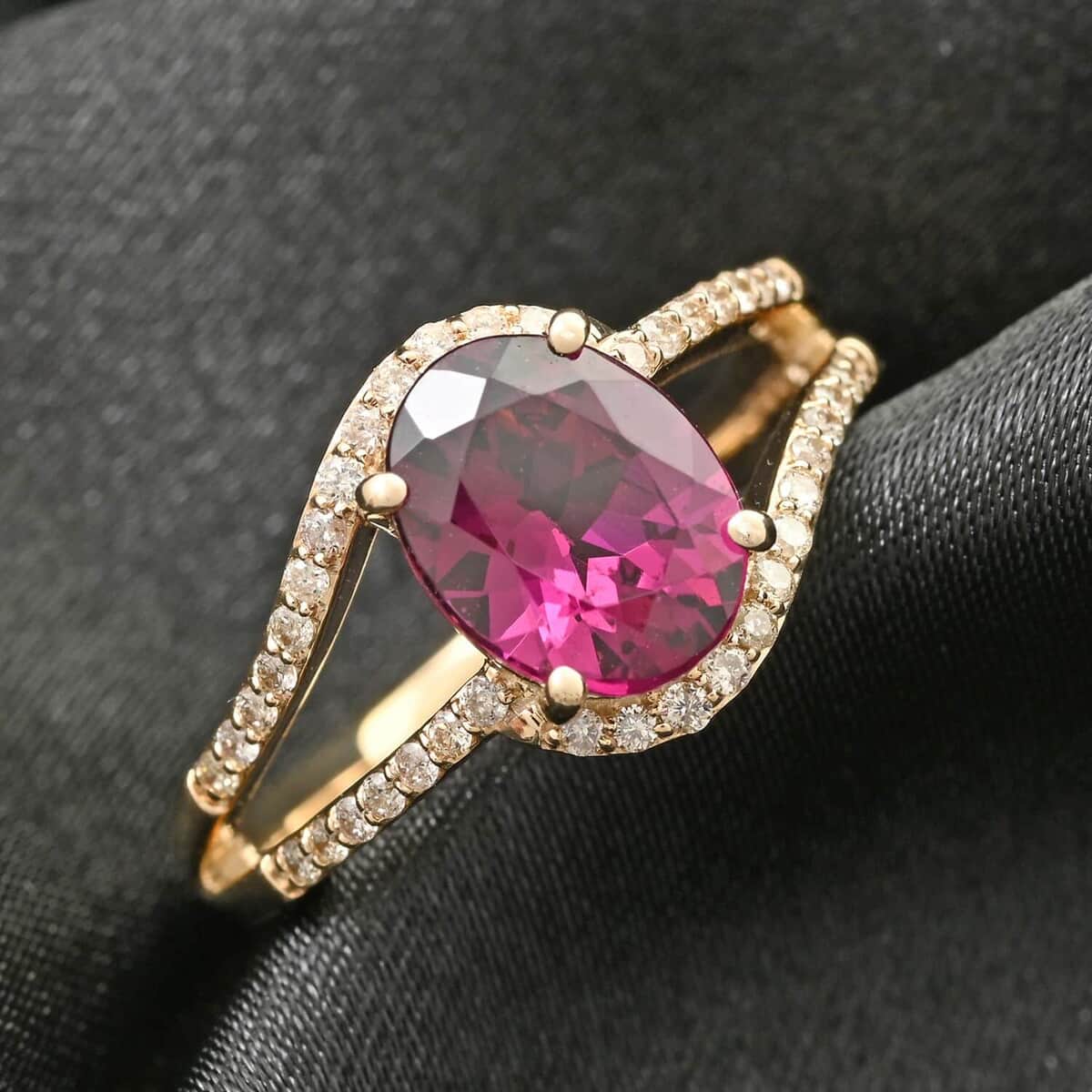 Certified & Appraised Luxoro 10K Yellow Gold AAA Radiant Ember Garnet and I2 Diamond Ring (Size 10.0) 2.60 ctw image number 1