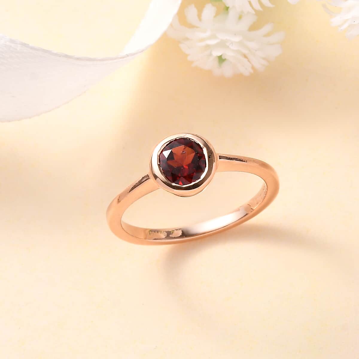 Mozambique Garnet Solitaire Ring in Vermeil Rose Gold Over Sterling Silver (Size 6.0) 1.00 ctw image number 1