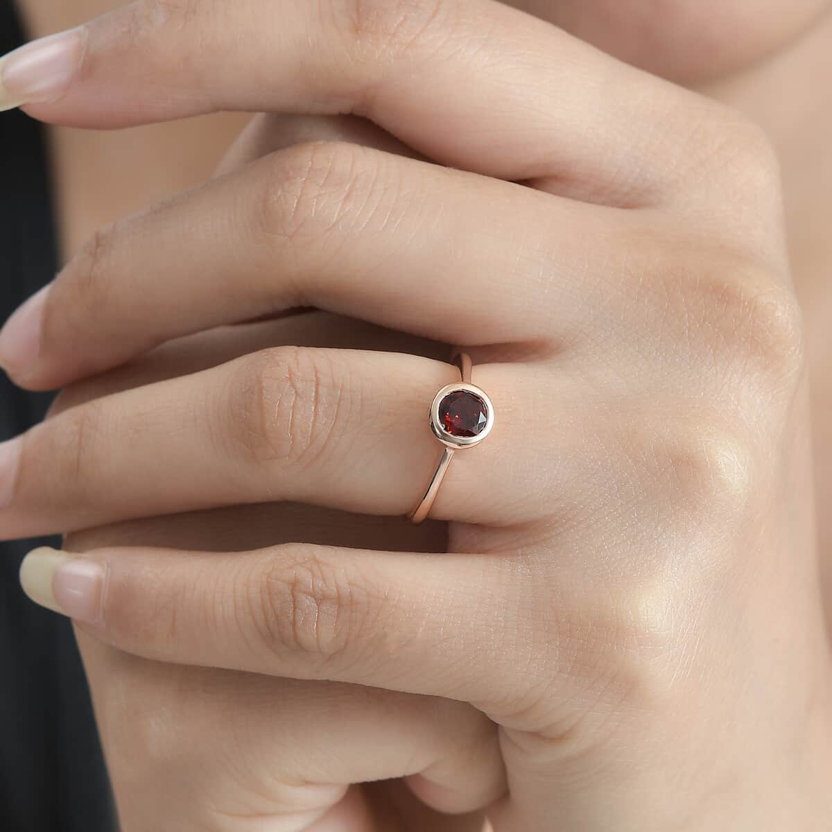 Mozambique Garnet Solitaire Ring in Vermeil Rose Gold Over Sterling Silver (Size 7.0) 1.00 ctw image number 2