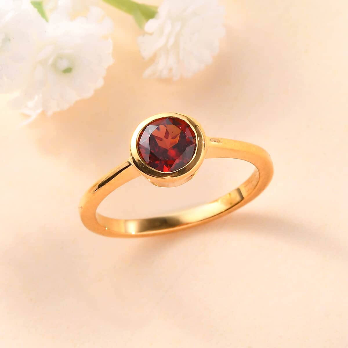 Mozambique Garnet Solitaire Ring in Vermeil Yellow Gold Over Sterling Silver (Size 6.0) 1.00 ctw image number 1