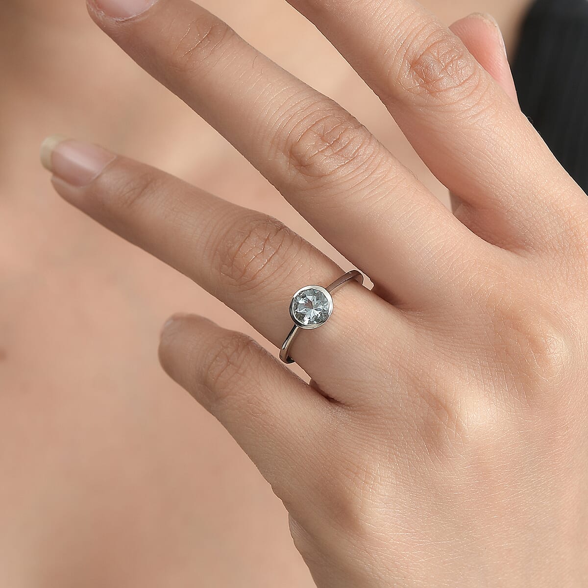 Mangoro Aquamarine 0.75 ctw Solitaire Ring in Platinum Over Sterling Silver (Size 7.0) image number 2