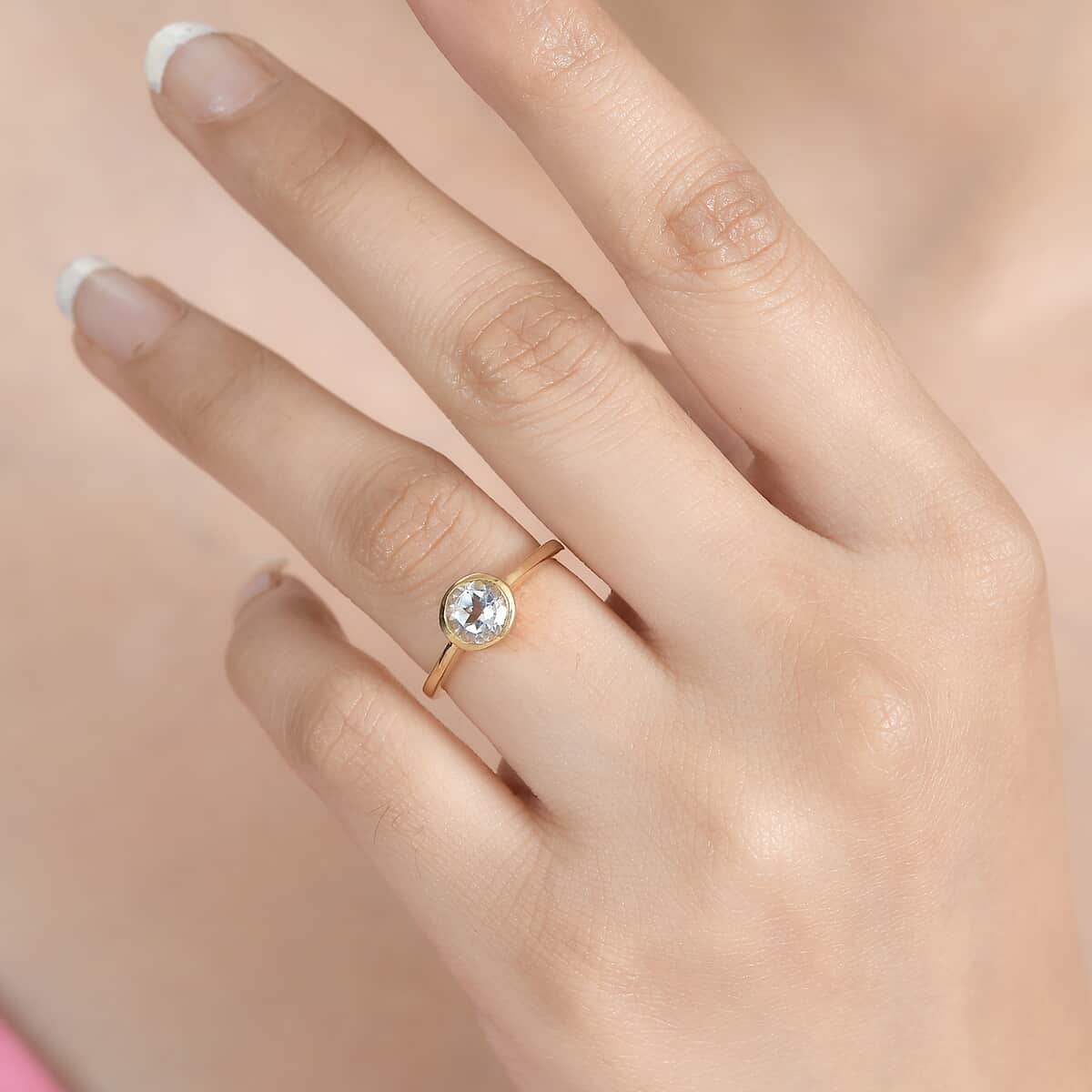 White Topaz Solitaire Ring in Vermeil Yellow Gold Over Sterling Silver (Size 6.0) 1.10 ctw image number 2