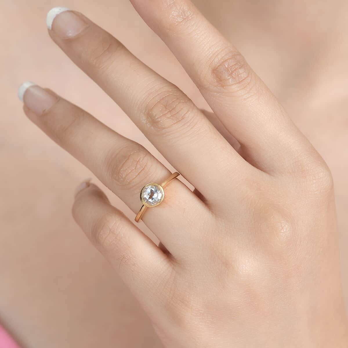 White Topaz Solitaire Ring in Vermeil Yellow Gold Over Sterling Silver (Size 7.0) 1.10 ctw image number 2