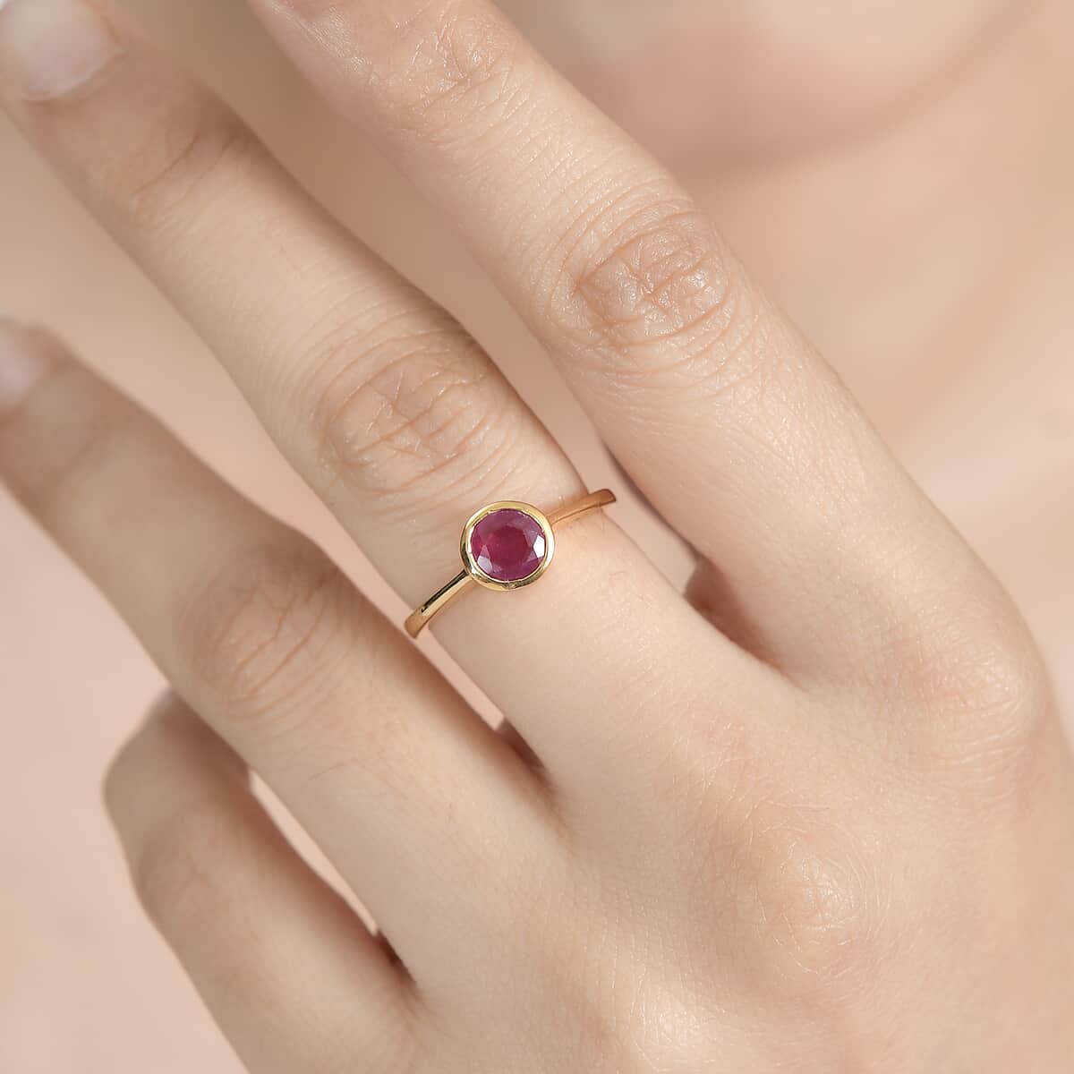 Niassa Ruby (FF) Solitaire Ring in Vermeil Yellow Gold Over Sterling Silver (Size 7.0) 1.25 ctw image number 2