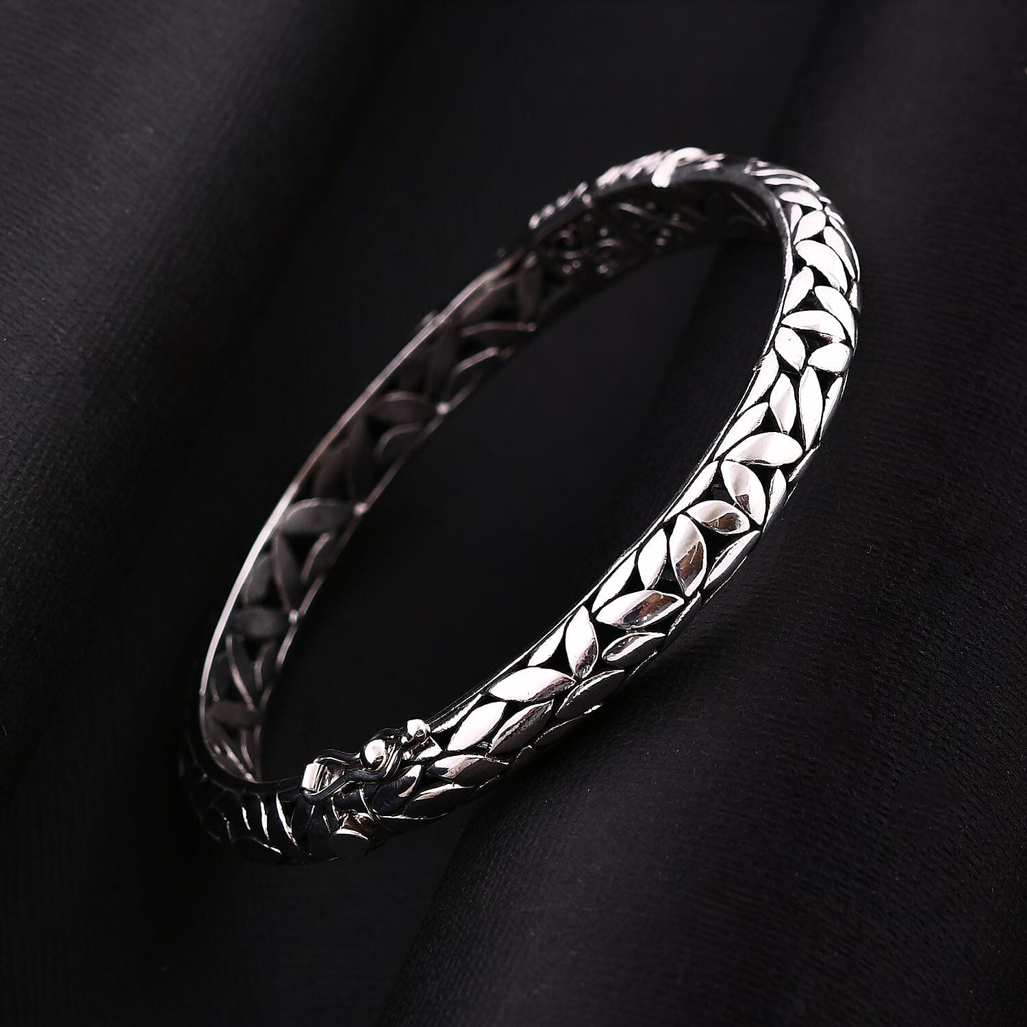 Sterling Silver Bangle Bracelet (8.00 In) 31.33 g