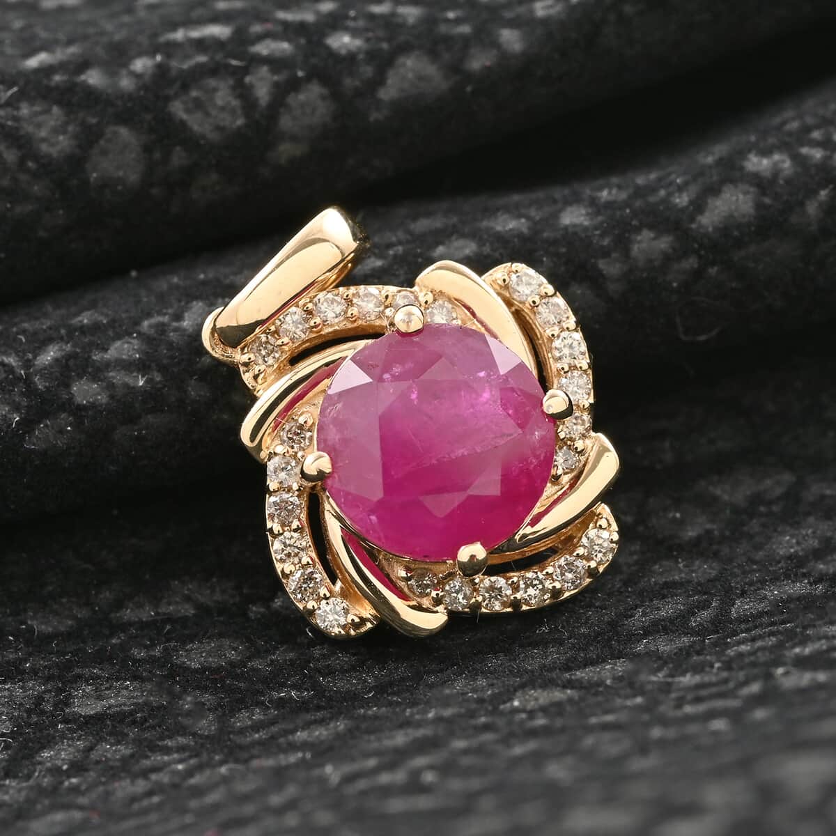 Certified & Appraised Luxoro 14K Yellow Gold AAA Mozambique Ruby and I2 Diamond Pendant 2.15 ctw image number 1