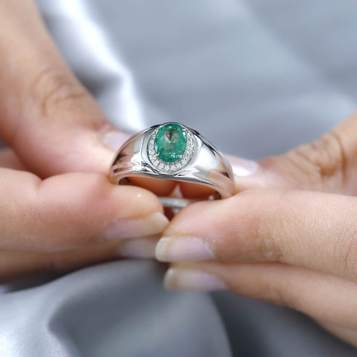 St.Paricks Day Deal Rhapsody 950 Platinum AAAA Kagem Zambian Emerald, Diamond (E-F, VS2) Men's Ring (Size 10.0) (9.15 g) 1.20 ctw image number 2