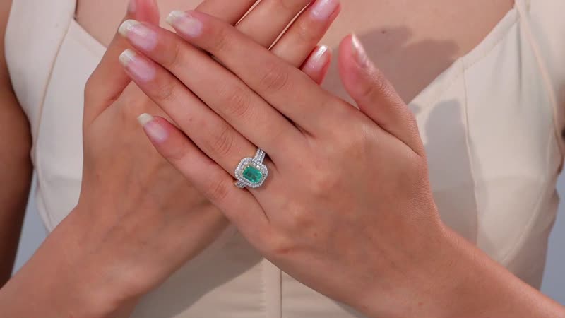 Luxoro 14K Yellow Gold AAA Emerald and G-H I2 Diamond Ring (Size 7.0) 5.30 Grams 2.25 ctw