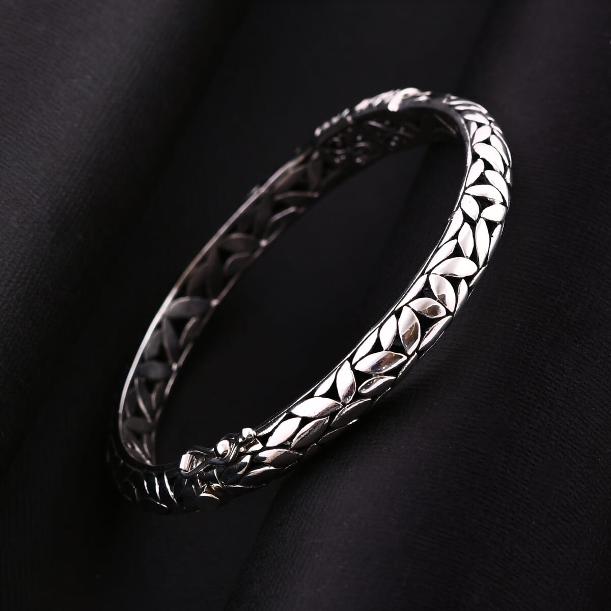 Bali Legacy Leaf Borobudur Bangle Bracelet in Sterling Silver (8.00 In) 30.40 Grams image number 1