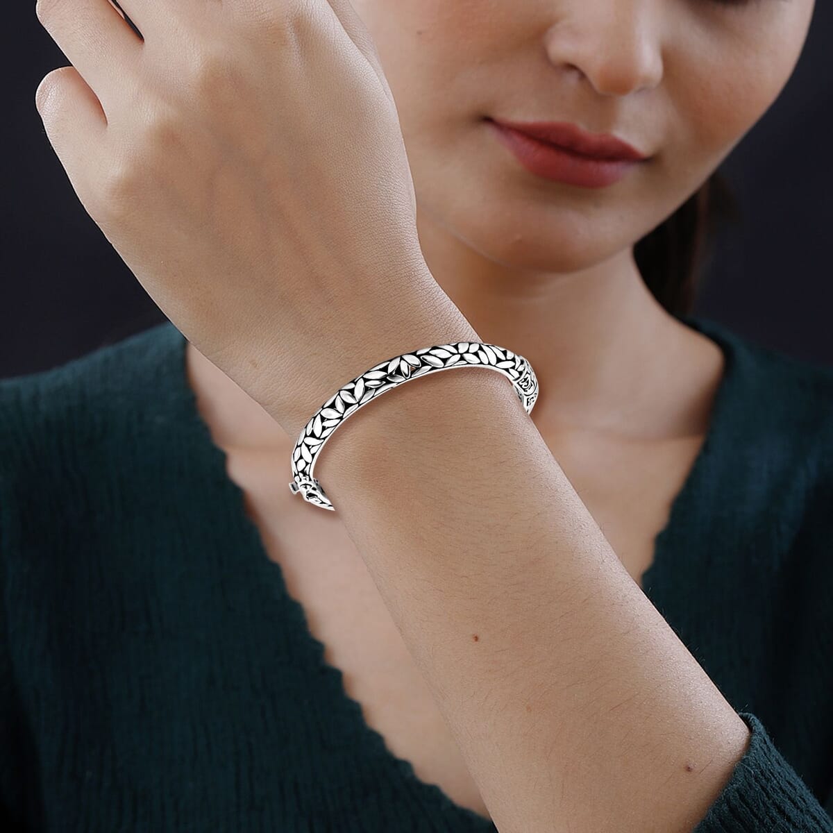 Bali Legacy Leaf Borobudur Bangle Bracelet in Sterling Silver (8.00 In) 30.40 Grams image number 2