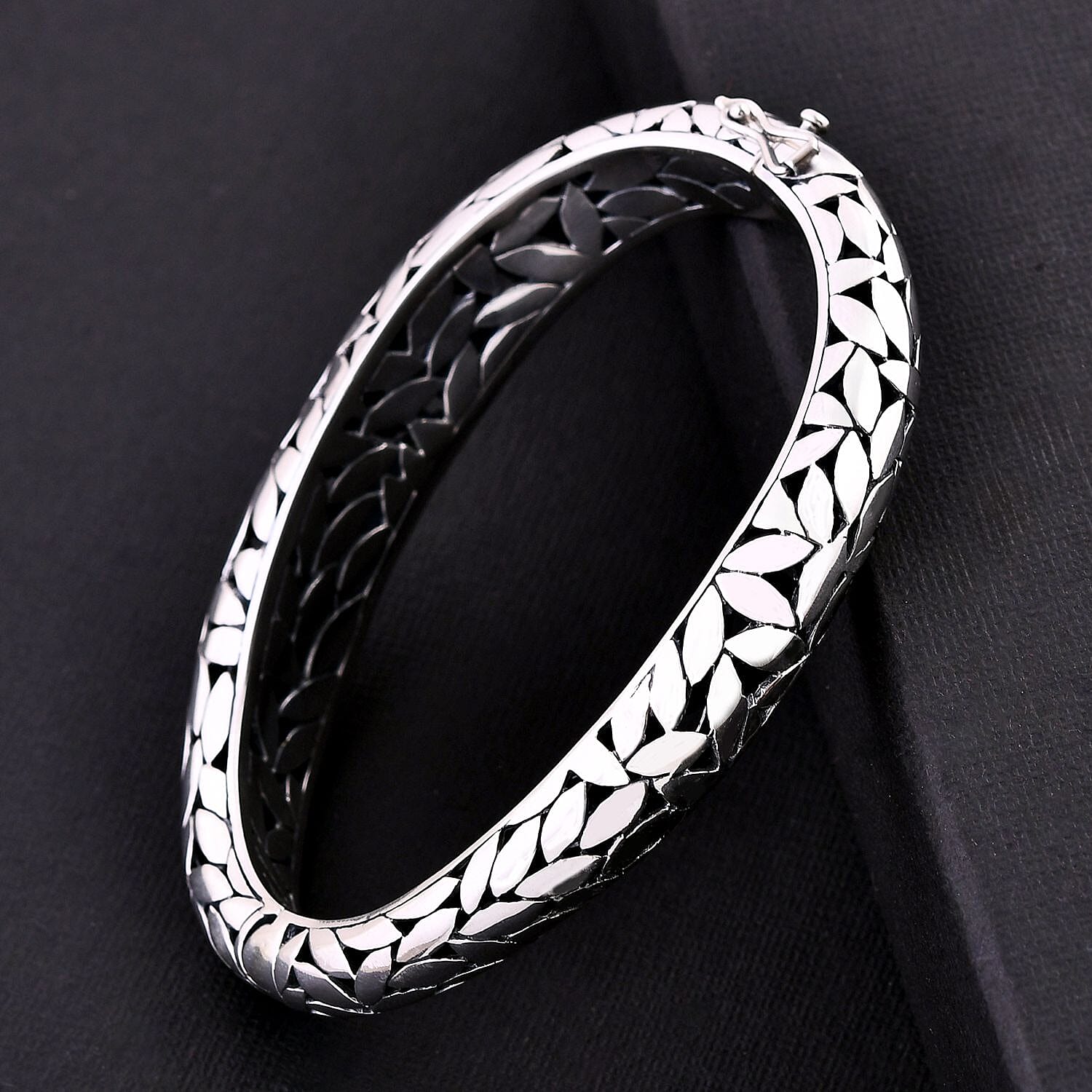 Bali Legacy Leafs Bangle Bracelet in Sterling Silver (6.50 In) 39.94 Grams