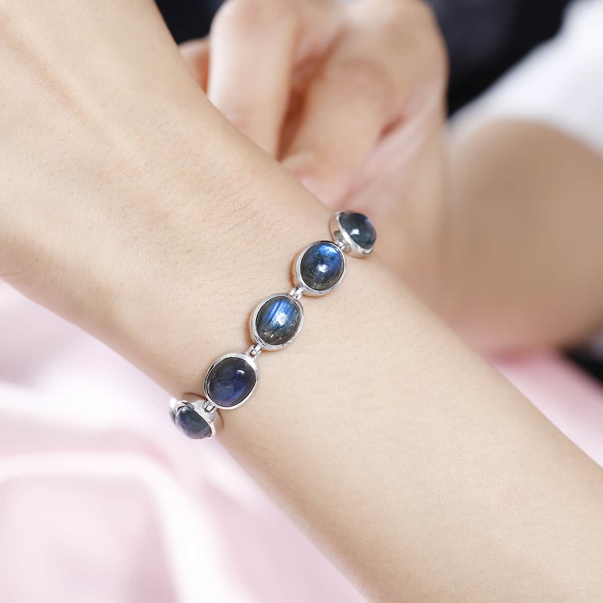 Malagasy Labradorite Bracelet in Platinum Over Sterling Silver (7.50 In) 44.00 ctw image number 3