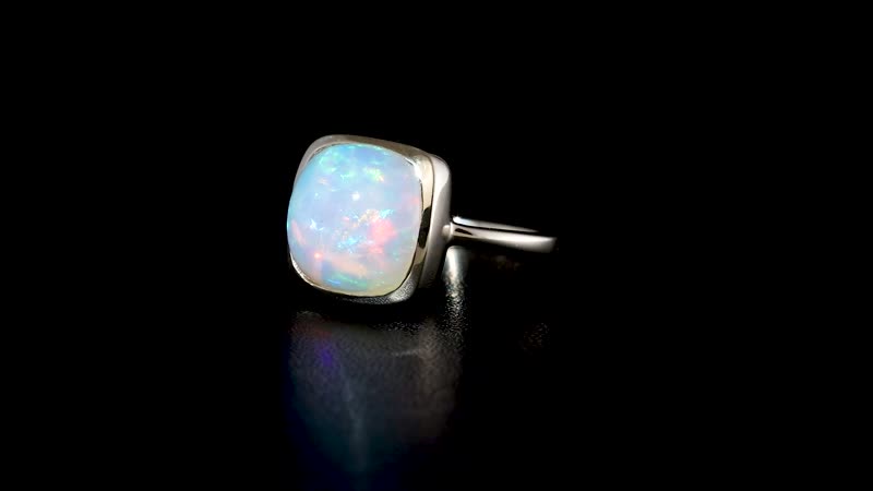 Luxoro 14K Yellow Gold AAA Ethiopian Welo Opal Solitaire Ring (Size 10.0) (4.15 g) 6.50 ctw
