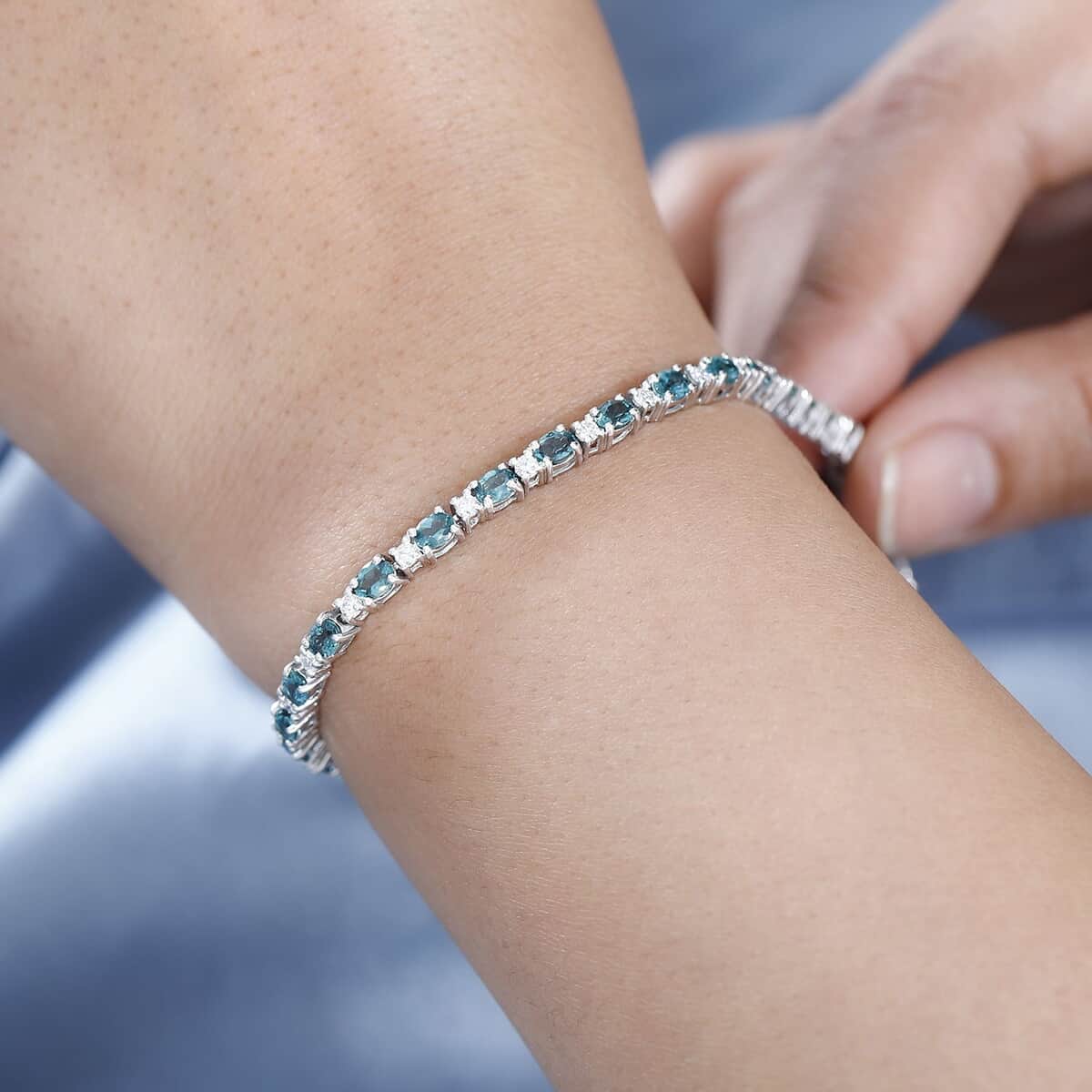 Indian Ocean Apatite and Moissanite Bracelet in Platinum Over Sterling Silver (7.25 In) 5.60 ctw image number 2