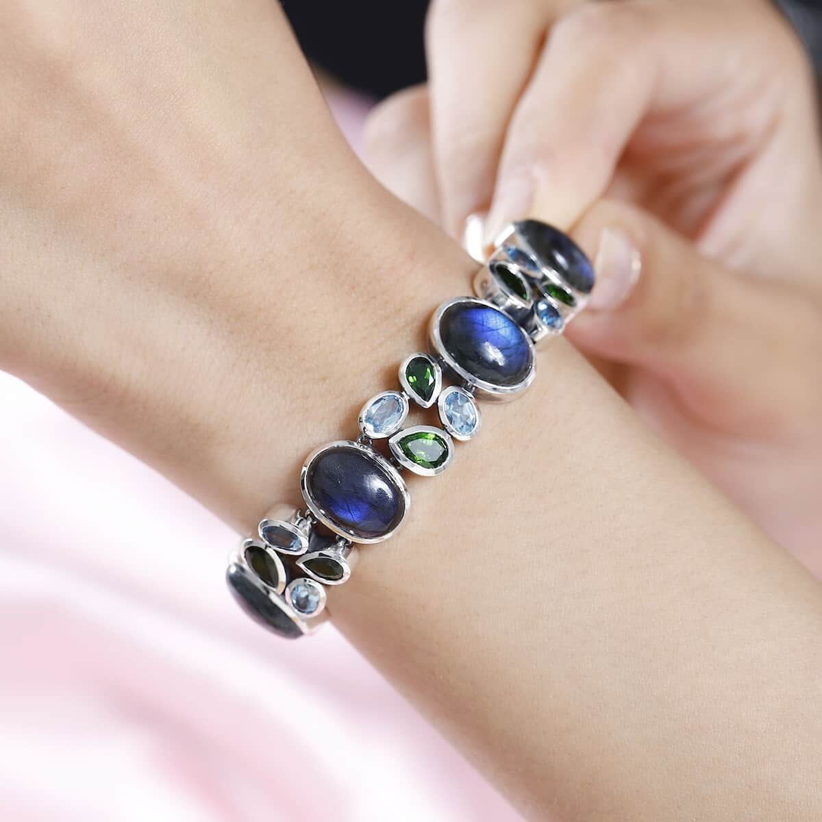 Artisan Crafted Malagasy Labradorite and Multi Gemstone Bracelet in Sterling Silver (7.25-8.50In) 41.50 ctw image number 3