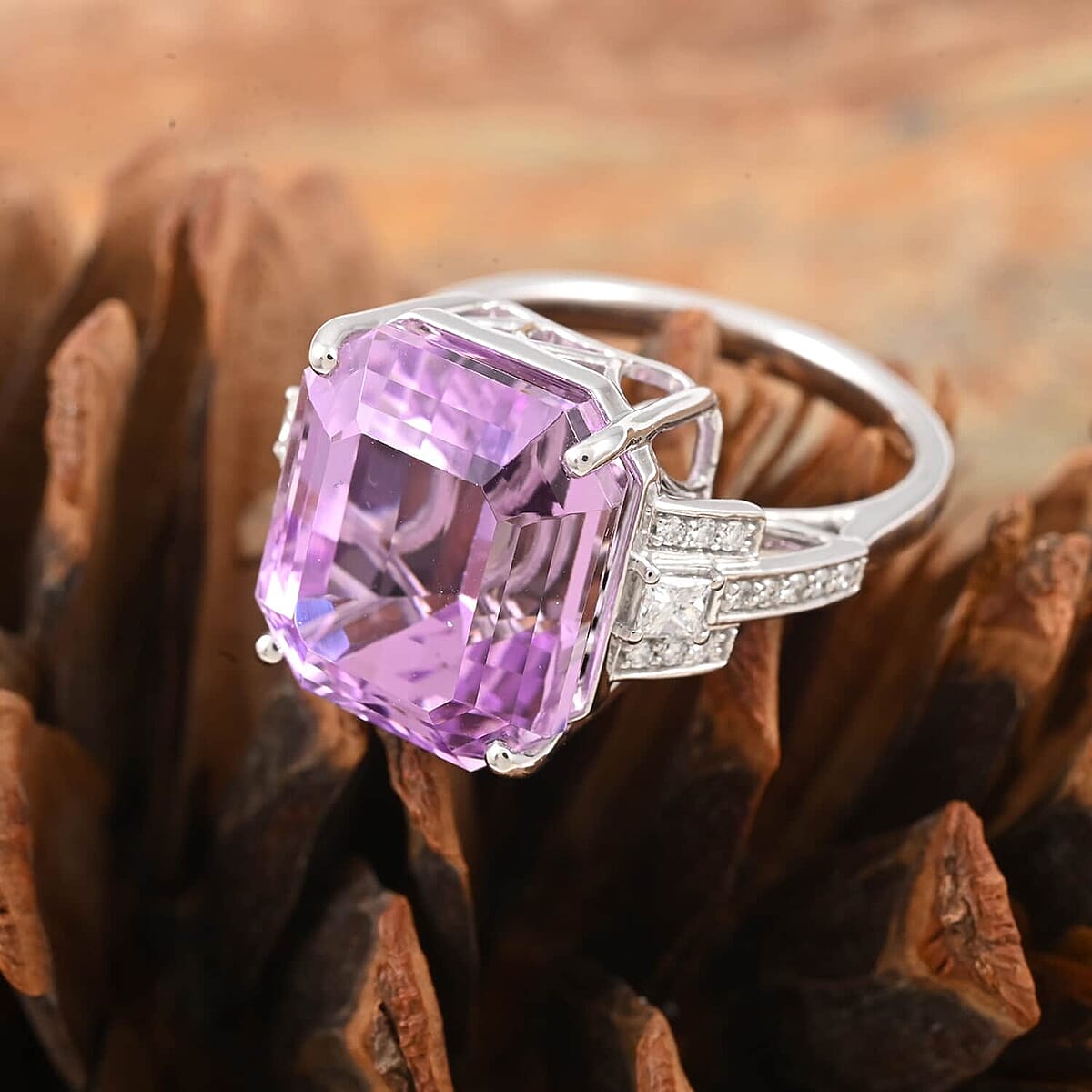 Certified & Appraised Rhapsody 950 Platinum AAAA Patroke Kunzite, Diamond (E-F, VS) (0.41 cts) Ring (Size 7.5) (9.90 g) 20.30 ctw image number 1
