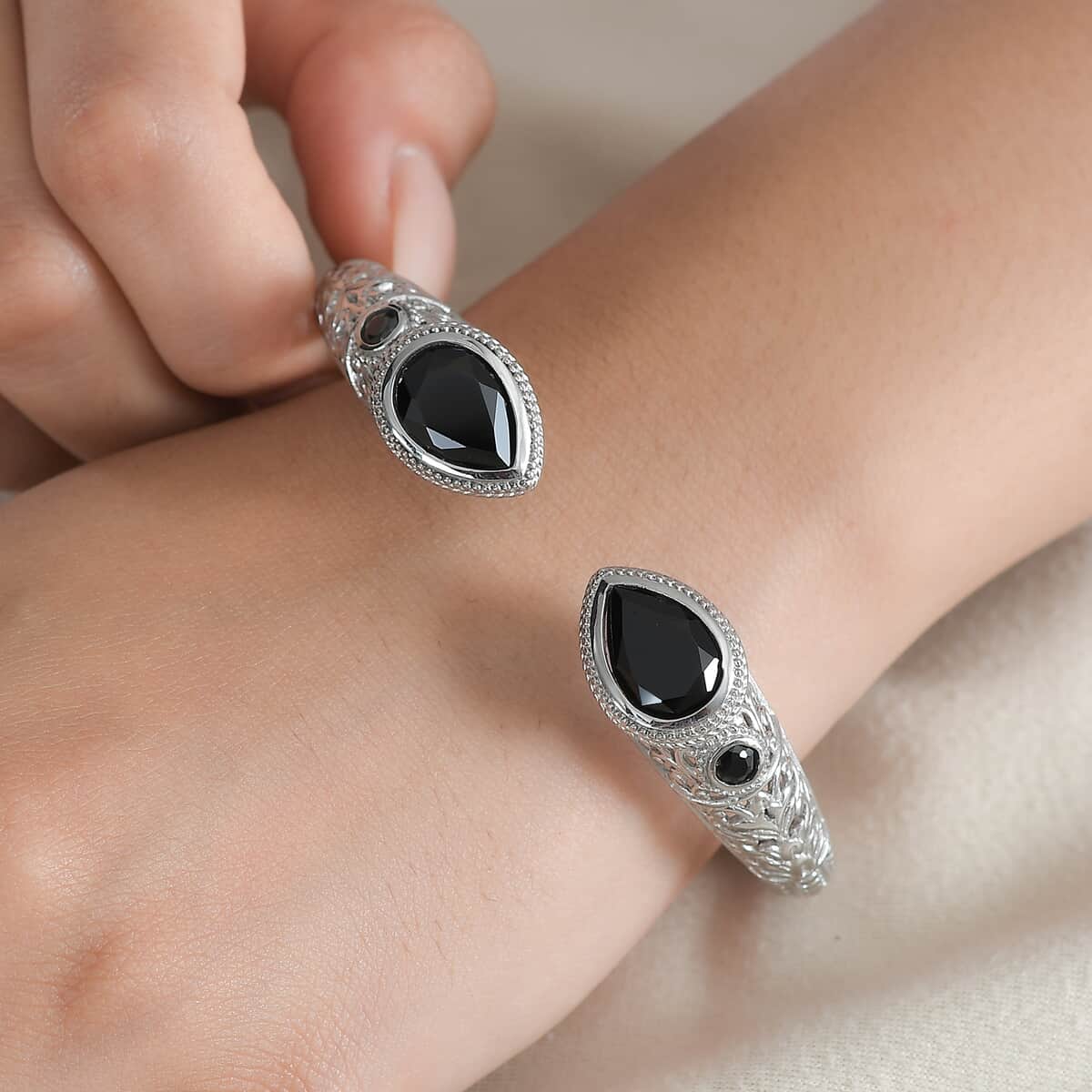 Thai Black Spinel 13.00 ctw Cuff Bracelet in Stainless Steel (7.25 In) image number 2