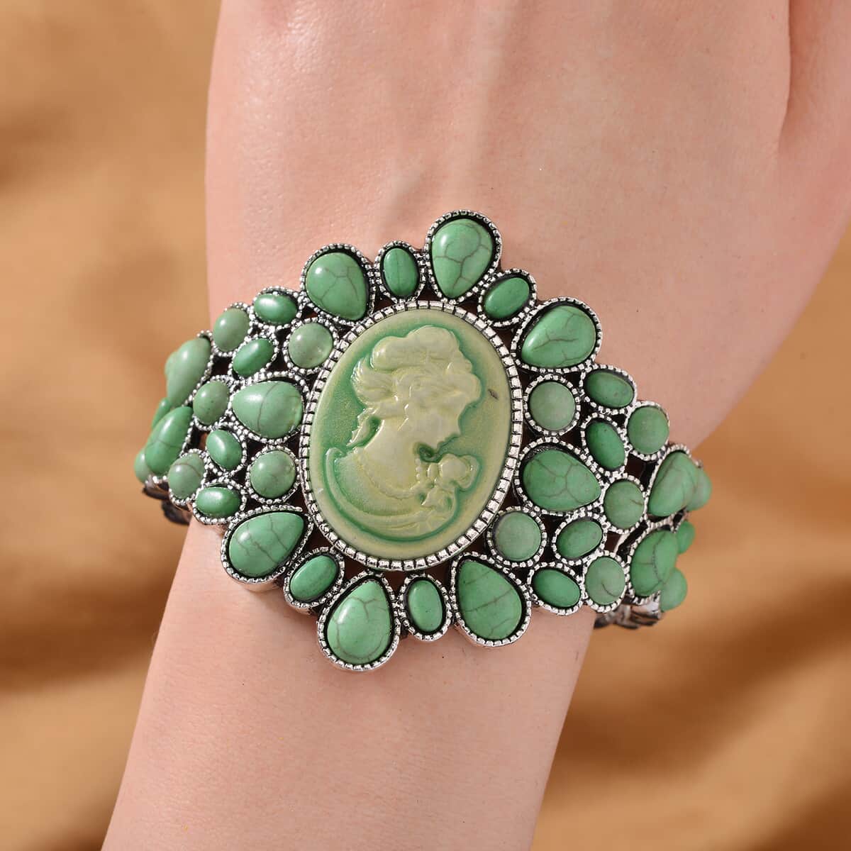 Cameo and Green Howlite Bangle Bracelet in Silvertone (7.0 In) 26.00 ctw image number 1