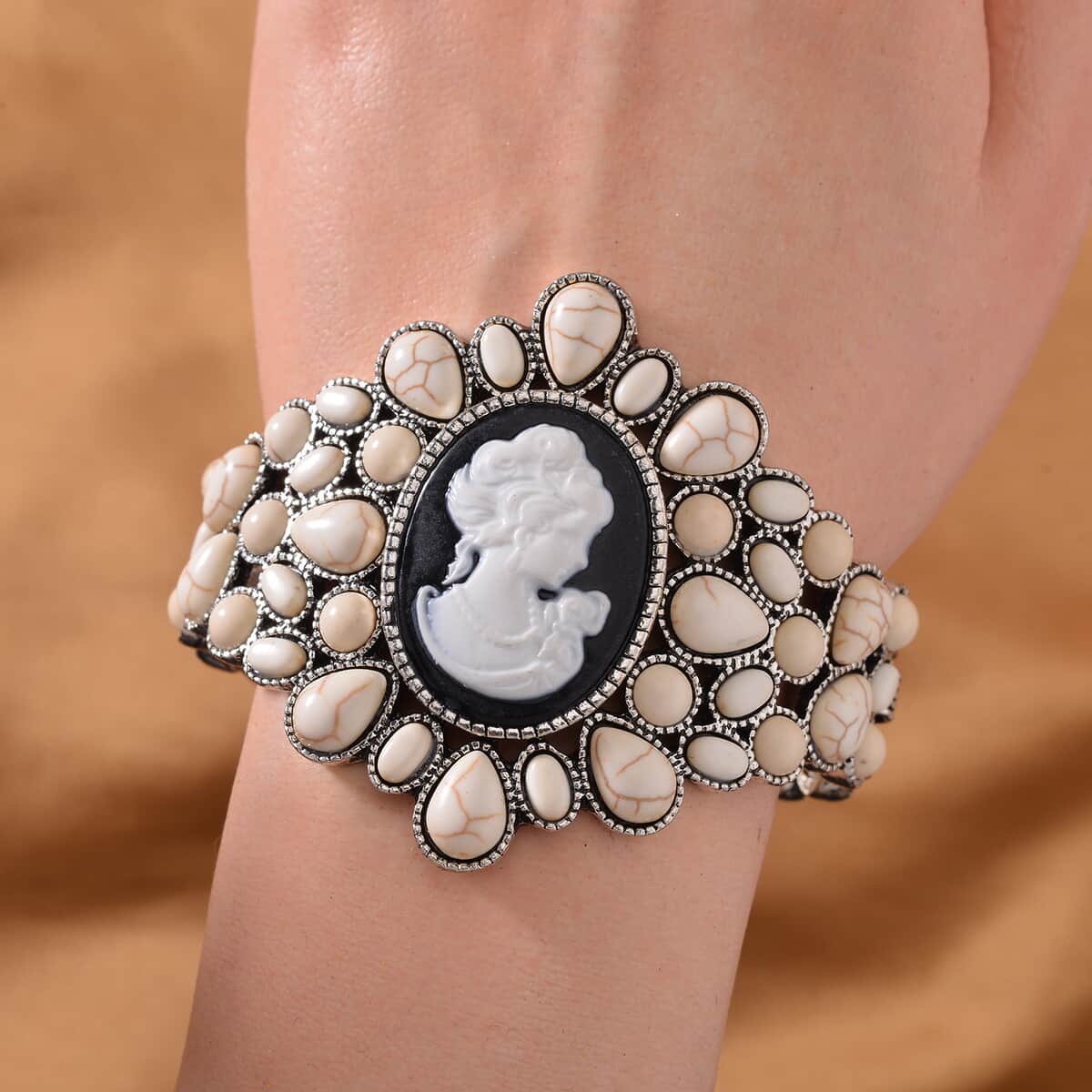 Cameo and White Howlite Bangle Bracelet in Silvertone (7.0 In) 26.00 ctw image number 1