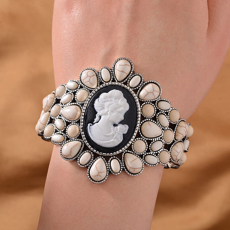 Cameo and White Howlite Bangle Bracelet in Silvertone (7.0 In) 26.00 ctw