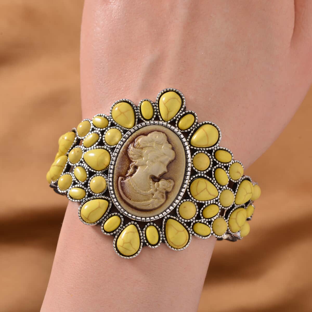 Cameo and Yellow Howlite Bangle Bracelet in Silvertone (7.0 In) 26.00 ctw image number 1