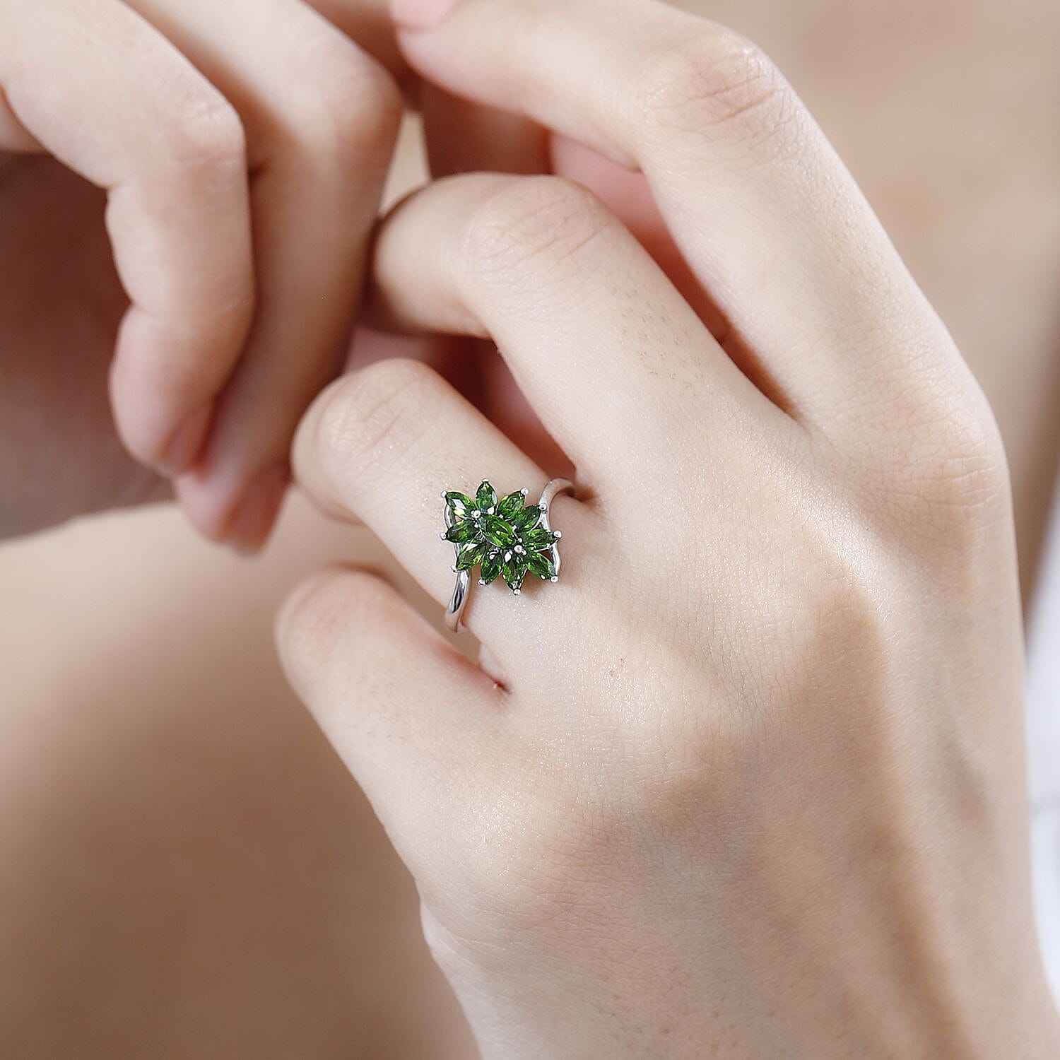 Chrome Diopside 0.90 ctw Ring in Rhodium Over Sterling Silver (Size 10.0)