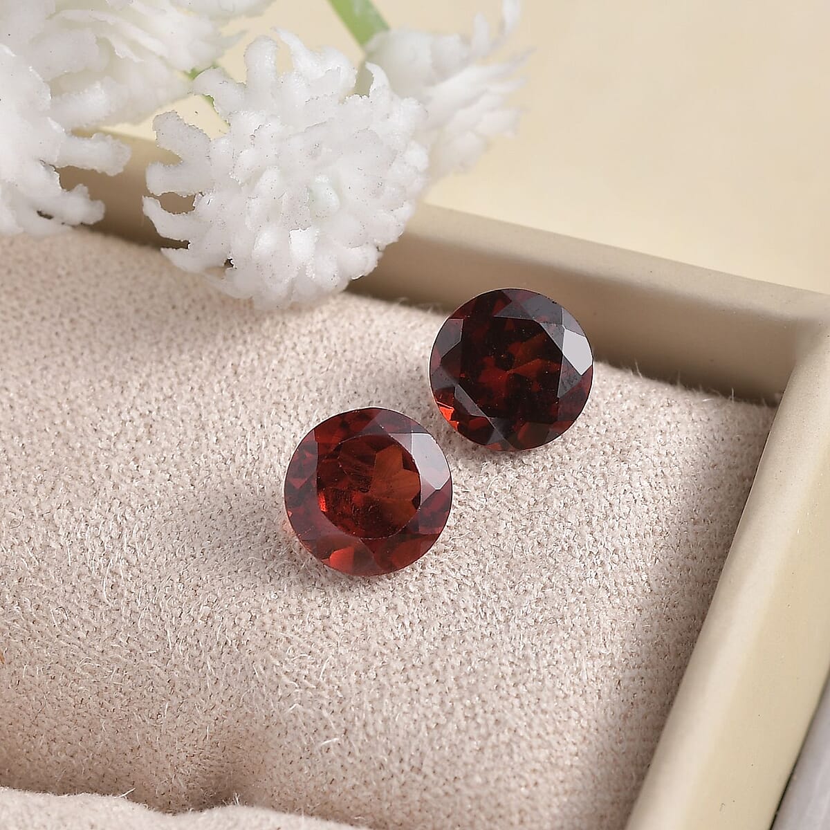 Mozambique Garnet Set of 2 (Rnd 7 mm) 2.66 ctw Loose gemstone image number 1
