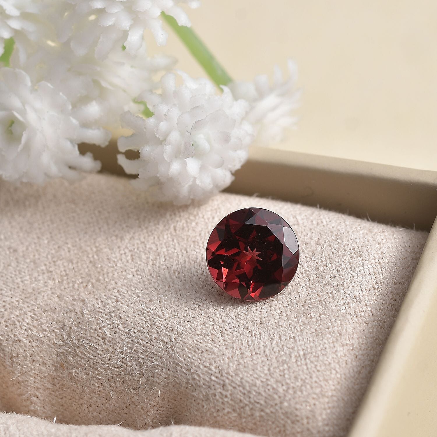 Mozambique Garnet (Rnd 8 mm) 1.74 ctw Loose gemstone