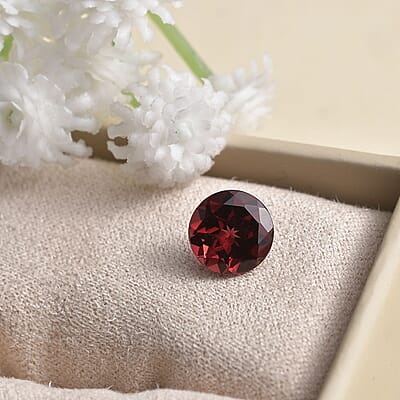 Mozambique Garnet (Rnd 8 mm) 1.74 ctw Loose gemstone